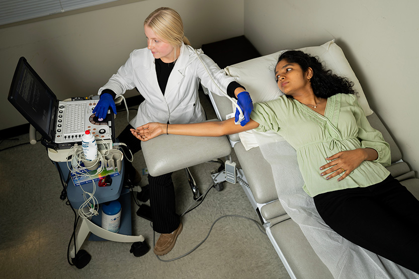 An Illinois Tech student works in the Center for Nutrition Research